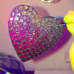 💕NWT-HOLIDAY LANE RHINESTONE HEART BROOCH-SILVERTONE AND PINK